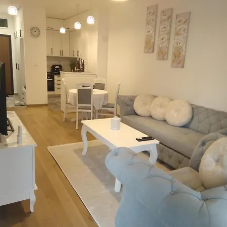 Emanuilo Apartman דירה